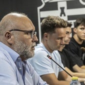 Manuel Sánchez Breis contestando las preguntas de los periodistas, observado por Larrea, Nacho Sánchez y Fidalgo.