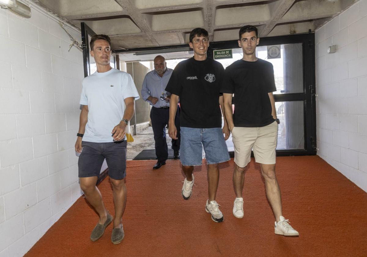 Larrea, Álex Fidalgo y Nacho Sánchez, llegando a la sala de prensa del Cartagonova, ayer.