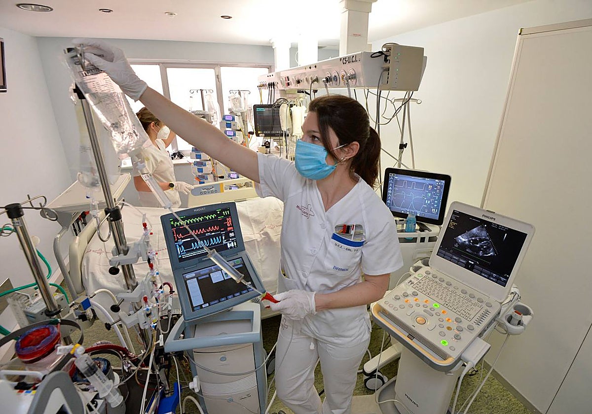 Una enfermera prepara un gotero en la UCI de La Arrixaca.