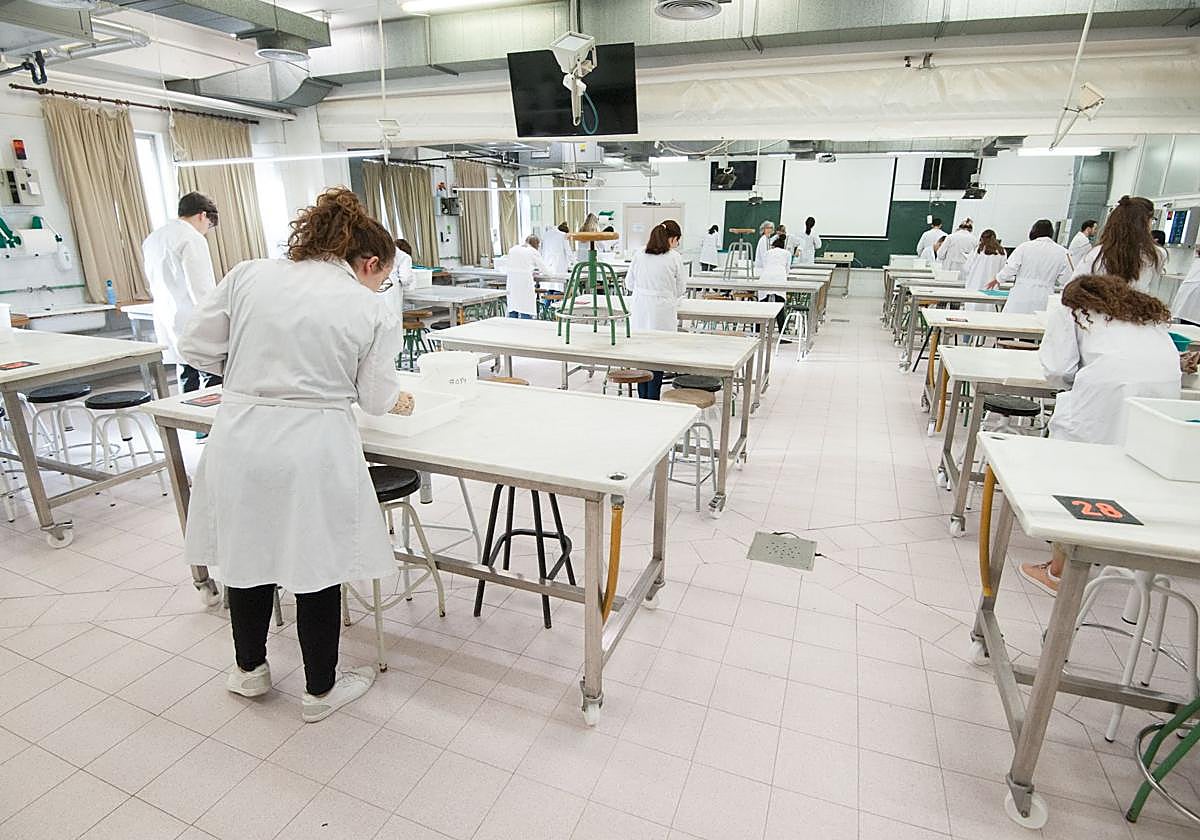 Rut Valdor, investigadora del IMIB, en el laboratorio de Terapia Celular, junto a la técnico Dolores Riquelme, en una imagen de archivo.