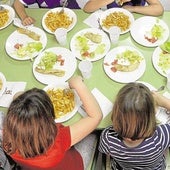 Alumnos en el comedor escolar de un colegio de Murcia, en una imagen de archivo.