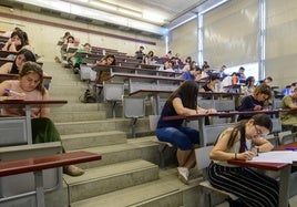 Los opositores realizan el examen el pasado junio.