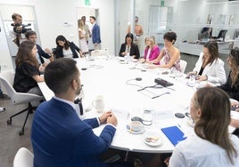 La ministra Elma Saiz, durante la reunión con representantes de las plataformas de redes sociales para la creación de una mesa de trabajo contra la xenofobia.