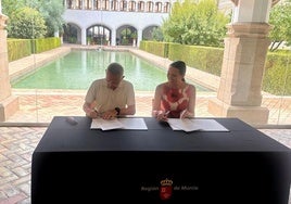La consejera Carmen Conesa y el decano del Colegio firmando el protocolo en el Museo de Santa Clara.
