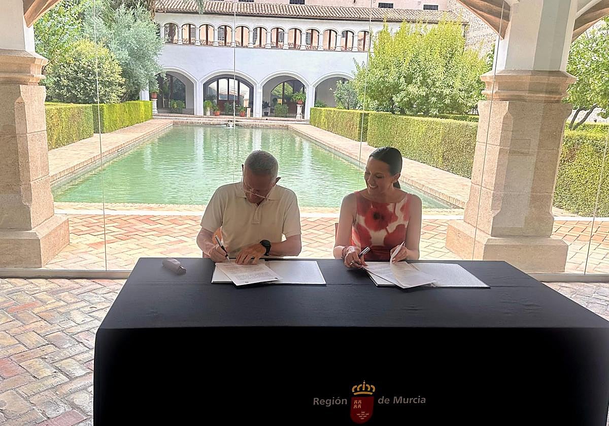 La consejera Carmen Conesa y el decano del Colegio firmando el protocolo en el Museo de Santa Clara.