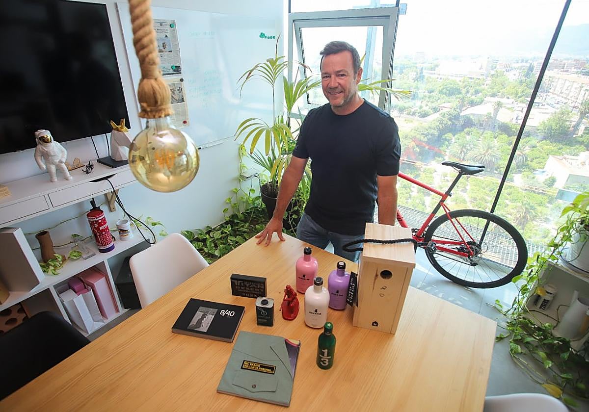 El publicista Nacho Rodríguez posa para LA VERDAD en Casaú Estudio, con algunos de los trabajos que más satisfacciones le han dado.