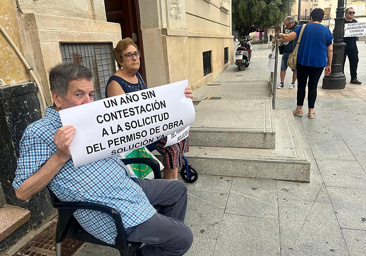 Dos vecinos, durante la concentración celebrada ayer.