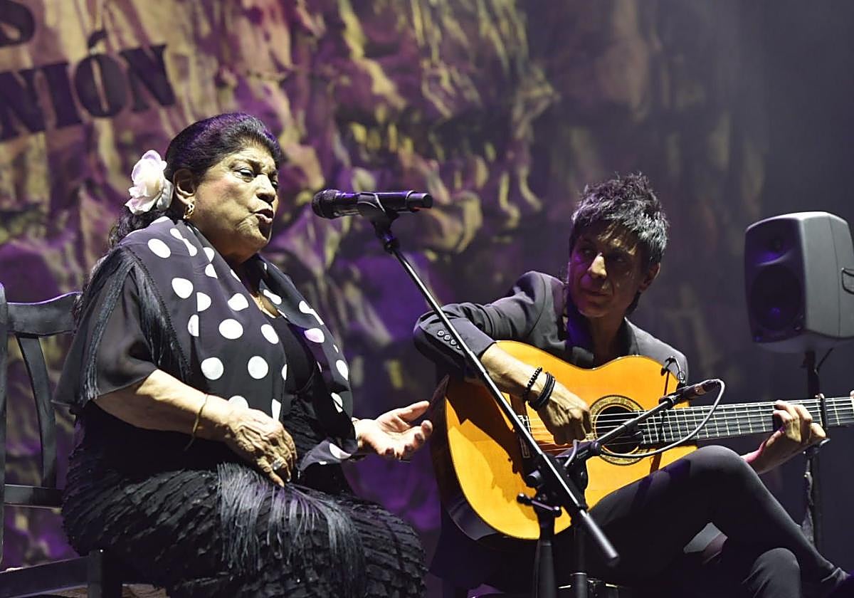 Encarnación Fernández, cantaora, doble ganadora de la Lámpara Minera, con Antonio Muñoz.