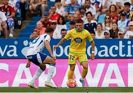 Kevin Sánchez encarando a Iván Calero en un partido de la pasada temporada.