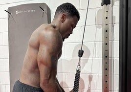 Ennis ejercita sus tríceps, ayer en el gimnasio del Palacio.