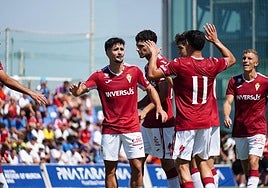 Jorge Mier y Álvaro Bustos, de espaldas, jugadores que ya han ascendido a Segunda, celebran el gol del Real Murcia al Albacete.