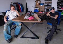 Los hermanos Daniel y David Megías Warburton en su estudio en Murcia.