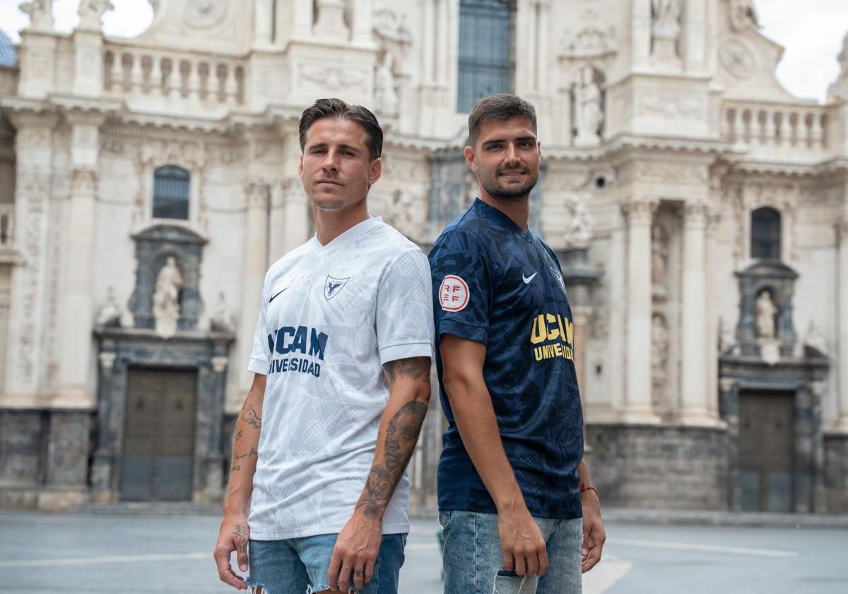 Dani Aquino y Javi Ramírez posando con las nuevas camisetas de UCAM CF.