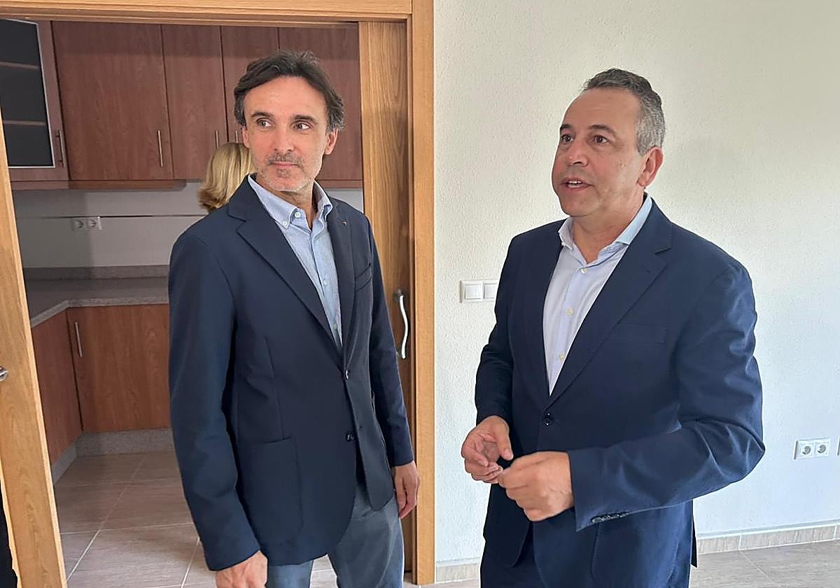 El consejero Jorge García Montoro y el alcalde de Abanilla, José Antonio Blasco, durante la visita a las viviendas.