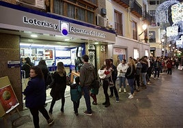 Cola para comprar décimos de Lotería de Navidad en Murcia, en una imagen de archivo.