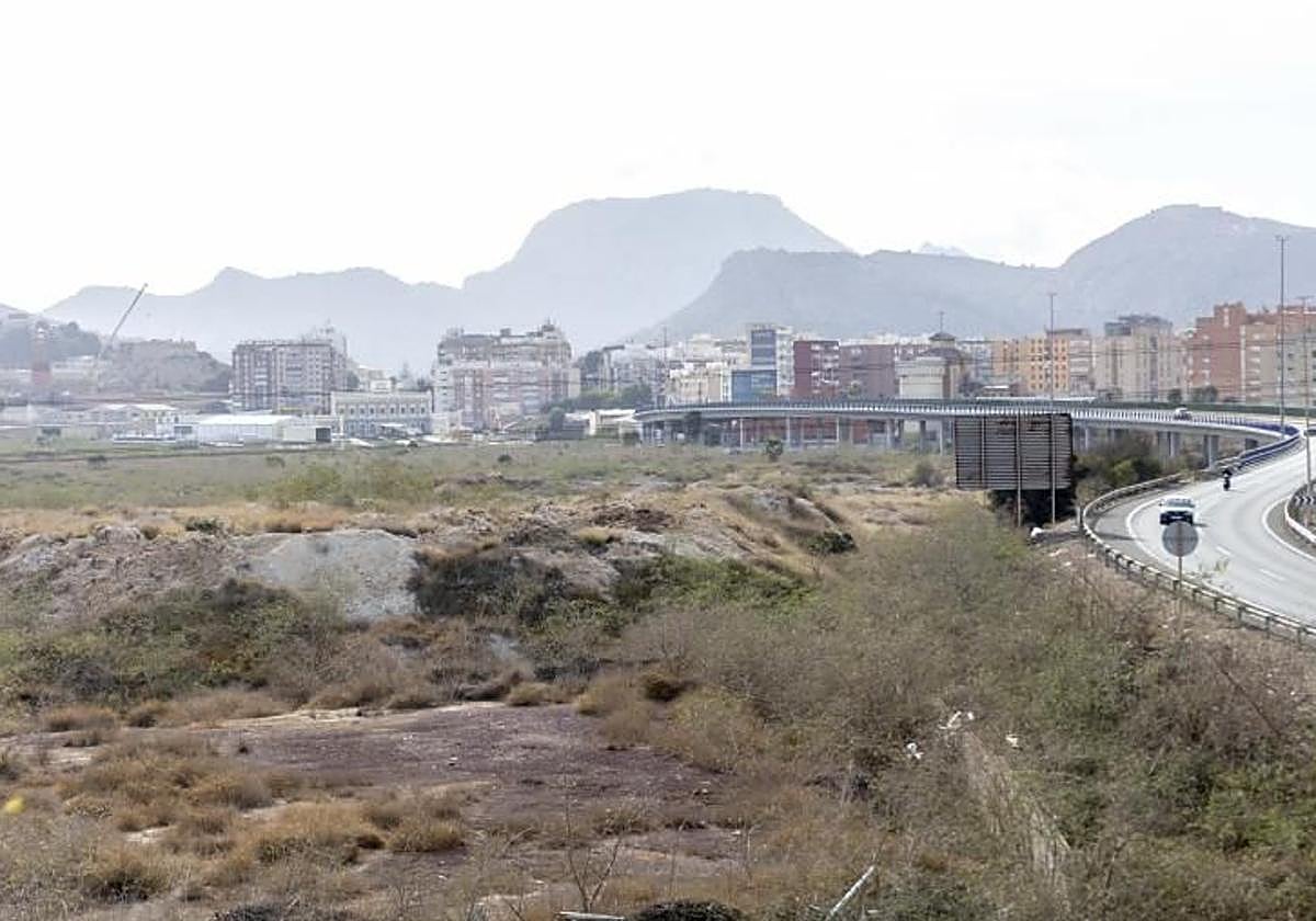 Acceso a Cartagena desde la autovía a través de los suelos contaminados del Hondón, en una imagen de archivo.