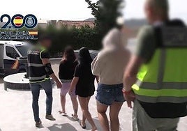 Las tres víctimas siendo liberadas por los agentes.