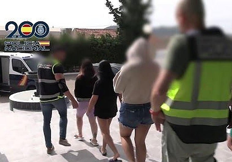 Las tres víctimas siendo liberadas por los agentes.