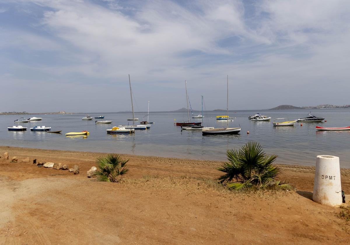Varios barcos fondean en Playa Honda, en una imagen de archivo.