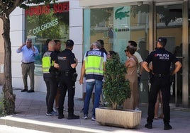 Exterior de la tienda Tejidos Hernández, donde terminó falleciendo su dueño la pasada semana.