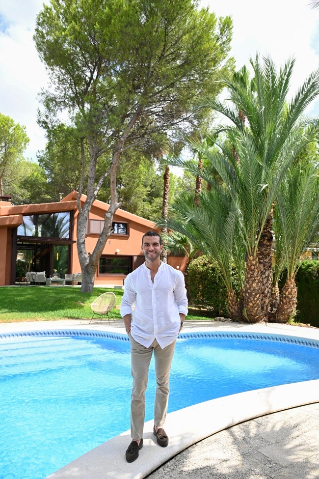 El abogado Jawad Romaili en su reformada villa de estilo francés.