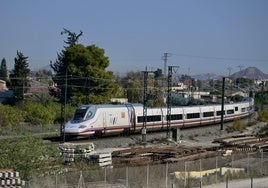 Un tren AVE pasa por la zona de Los Dolores, antes de entrar en el túnel de la estación de Murcia.
