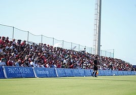 Los aficionados llenan una grada en Pinatar Arena durante el amistoso Real Murcia-Albacete.