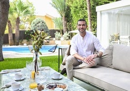 El jardín soñado. Jawad Romaili, en el porche de su casa.