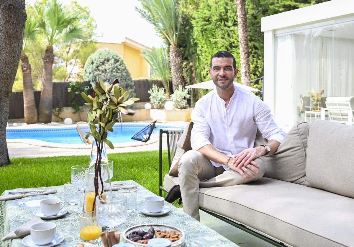 El jardín soñado. Jawad Romaili, en el porche de su casa.