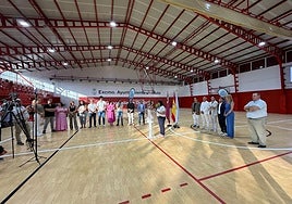 Autoridades y vecinos, este jueves, en la pista del pabellón.