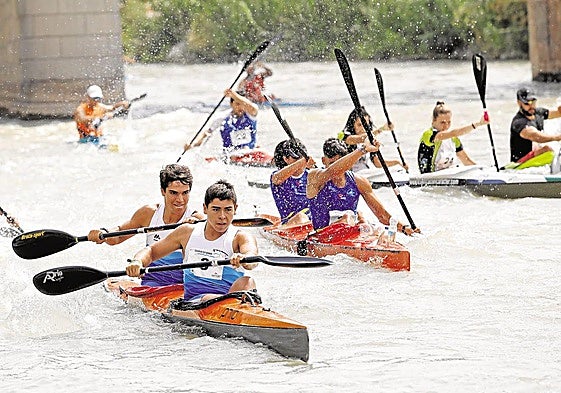Participantes en el descenso en piragua del río Segura, en una imagen de archivo.