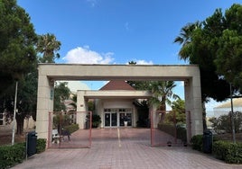 Entrada principal al centro de salud El Acequión en Torrevieja.