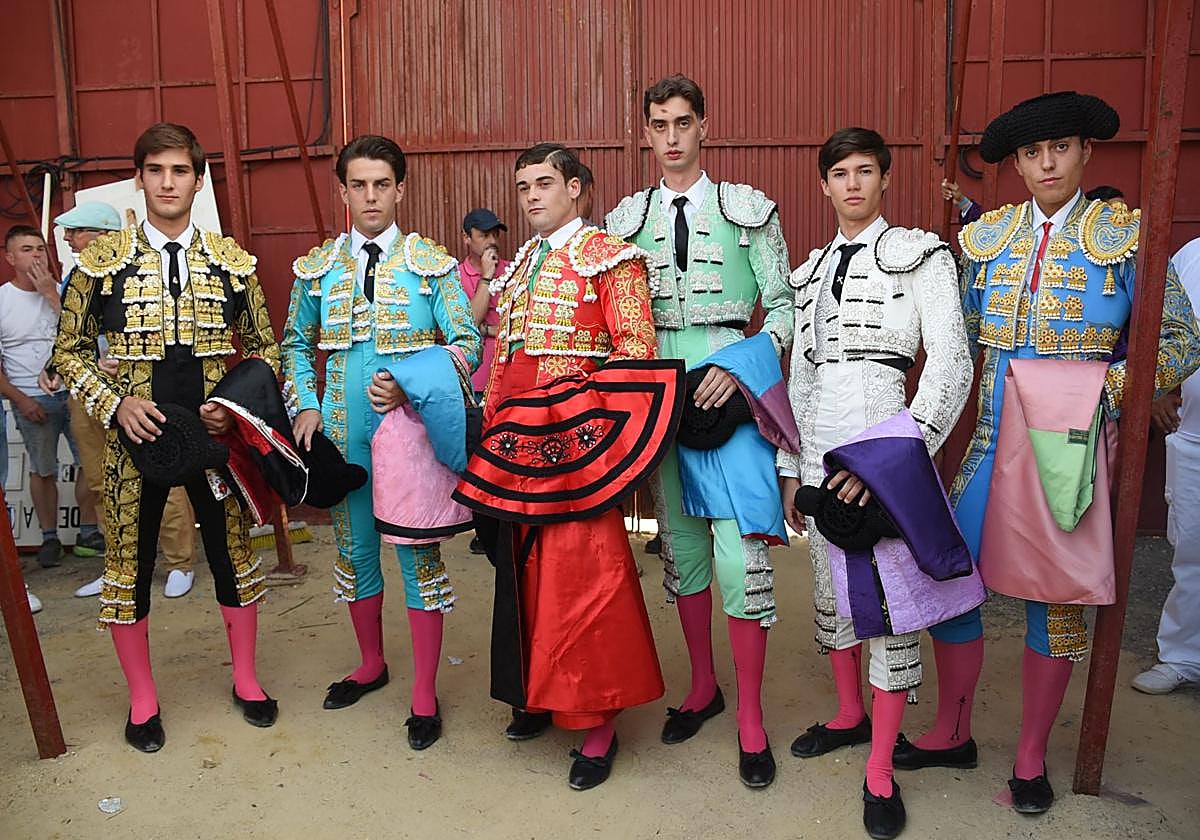 De negro y oro, Antonio Aparicio; de turquesa, Jorge Infer; de grana, David Pardo; de verde manzana, Jesús Montiel; de blanco y plata, Toni Marín; y de azul, El Marqués.