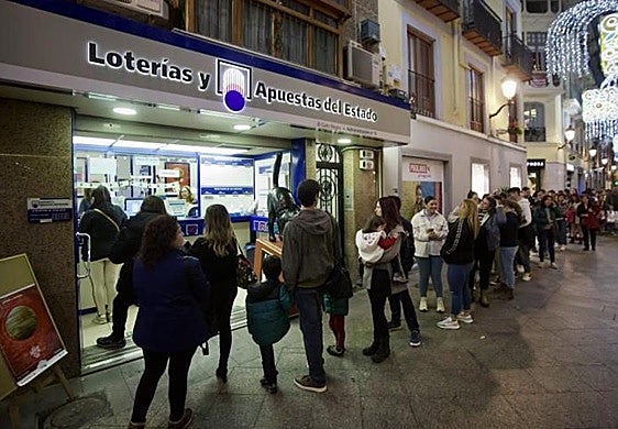 Colas para comprar décimos de lotería de Navidad en Murcia, en una imagen de archivo