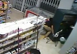 Imágenes del intento de robo, captadas por una cámara de seguridad.