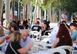 Imagen de una terraza concurrida, durante estos días, en el Paseo Alfonso X de la capital.
