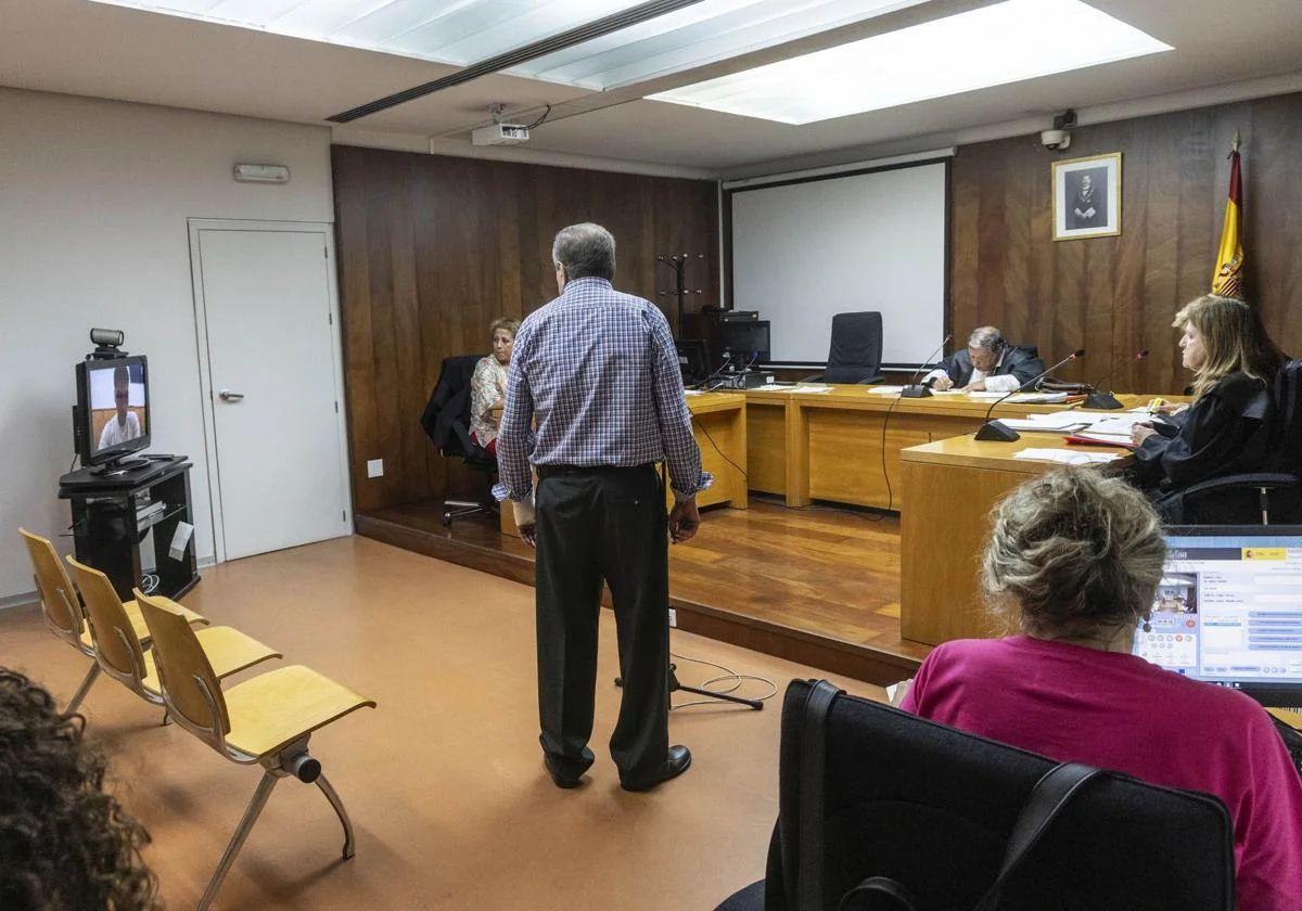 El presunto agresor asiste el pasado martes, por videoconferencia, al juicio en el que declaró la víctima.