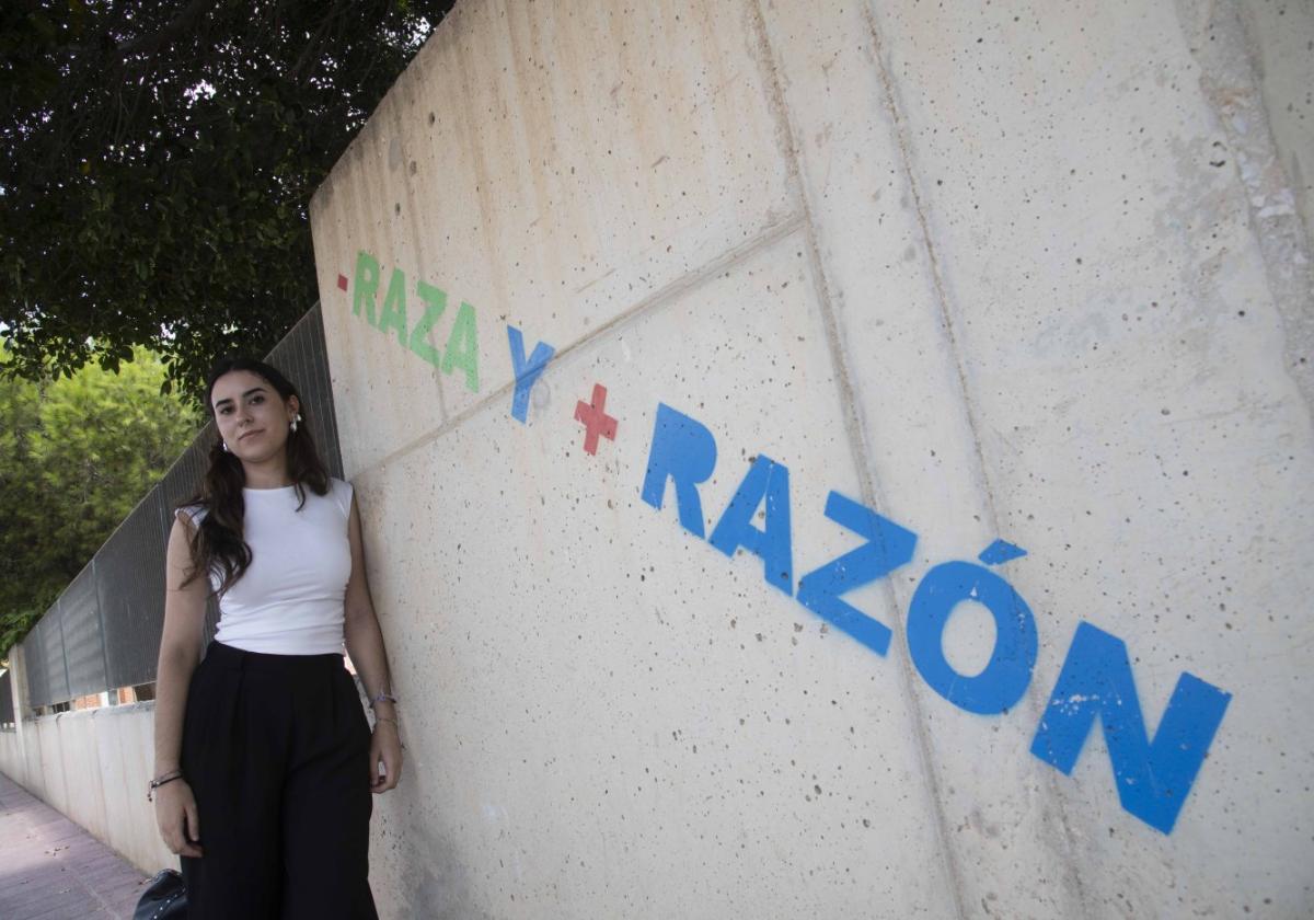 Sara Chourak posa para LA VERDAD en el exterior del colegio Fontes de Torre Pacheco.
