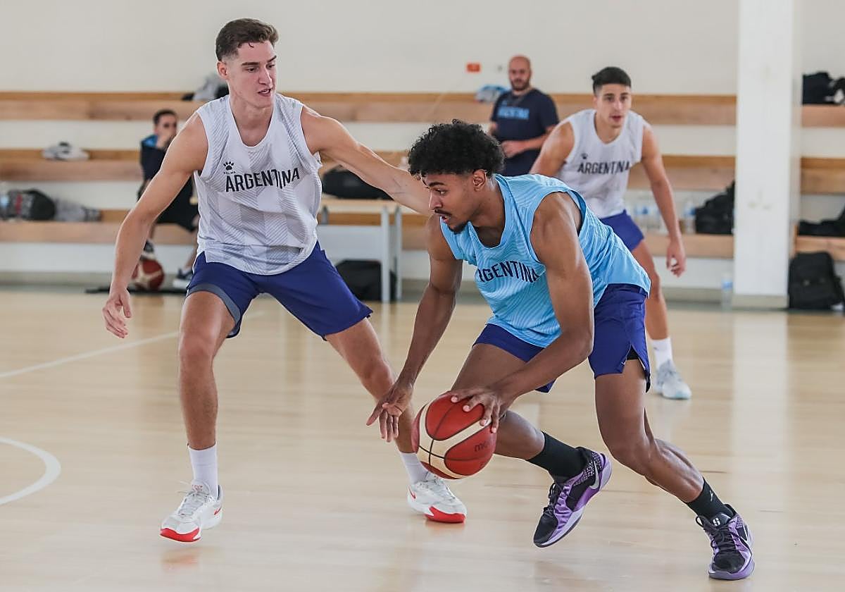 Aaliya, con el balón, durante un entrenamiento de selección absoluta argentina este verano.