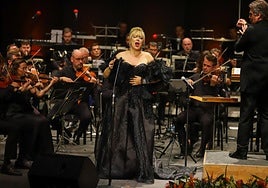 Un momento de la actuación de Pilar Jurado con la OSRM en el Festival Internacional de Teatro, Música y Danza de San Javier.