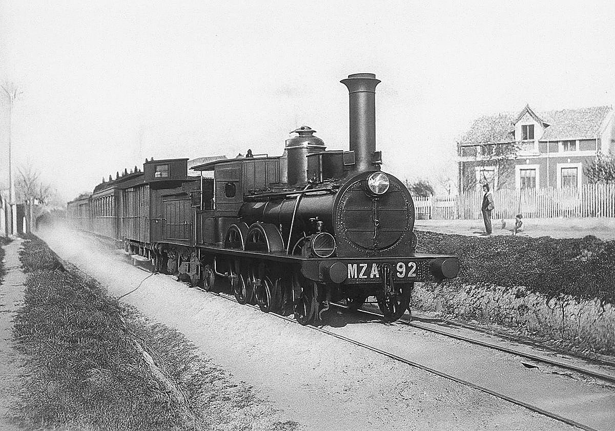 Imagen principal - 1. El tren de Cartagena-Chinchilla-Madrid a su paso por el apeadero de Los Molinos. 2. Febrero de 1865. oficio para la circulación pública del tren entre Madrid y Cartagena. 3. En este tren y en este vagón la reina Isabel en octubre de 1862 inauguró esta línea.