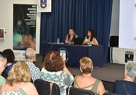 Las dos psicólogas durante la charla informativa en la Casa de Cultura de Caravaca.