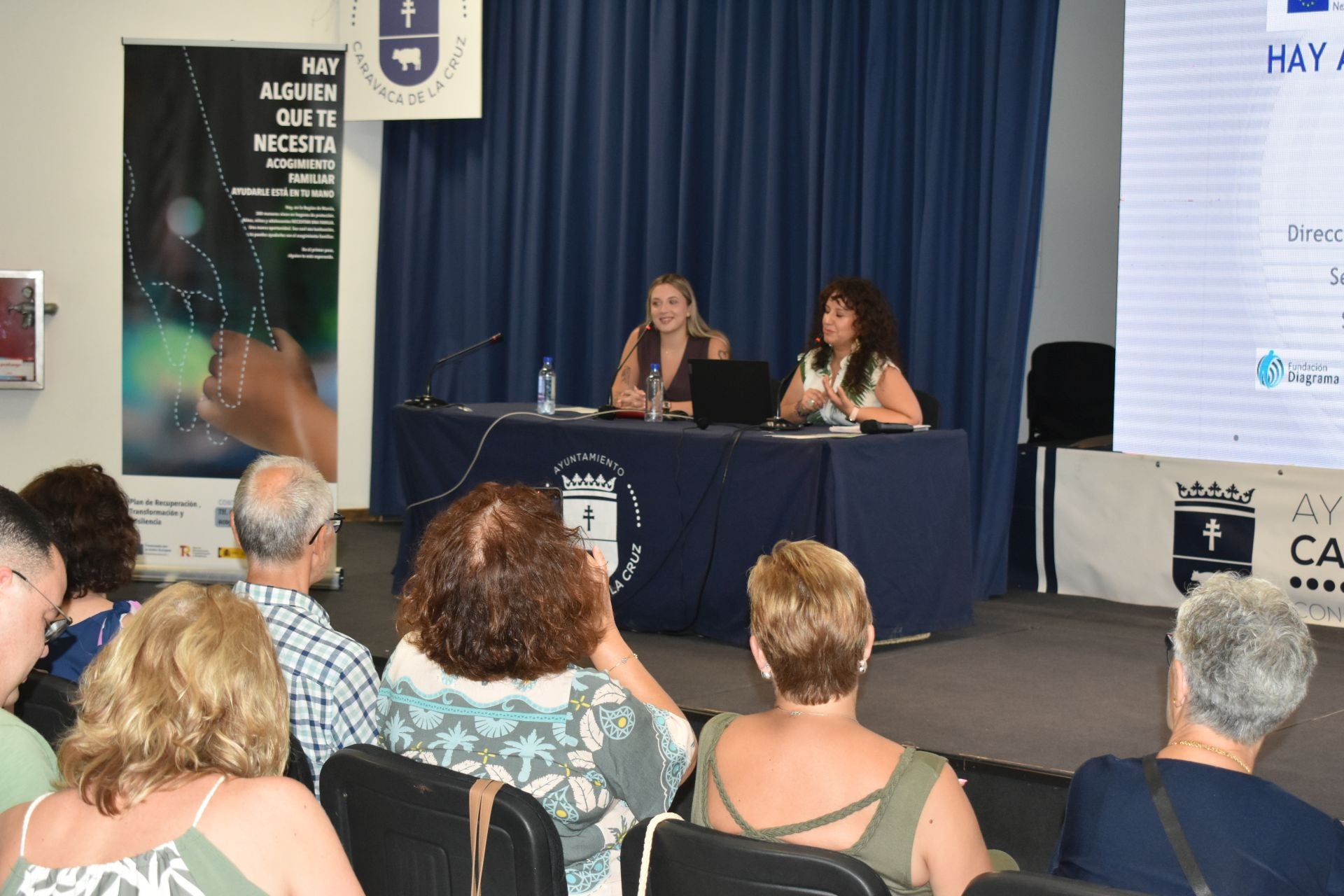 Las dos psicólogas durante la charla informativa en la Casa de Cultura de Caravaca.