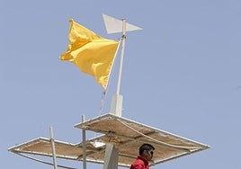 Una bandera amarilla en una de las playas de La Manga, en una foto de archivo.