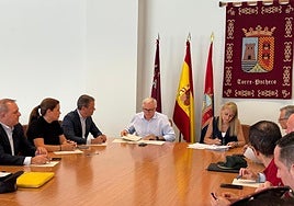 El consejero de Presidencia, Marcos Ortuño, y el alcalde de Torre Pacheco, al centro, este viernes en la Junta Local de Seguridad.