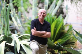 Longinos Marín, fotografiado en el Campus de Espinardo de la UMU, horas antes de emprender su viaje a Asia.