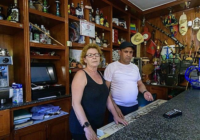 Lola y Mustafa, en el Café Bar Sevillano de Las Norias, arrasado por los asaltantes.