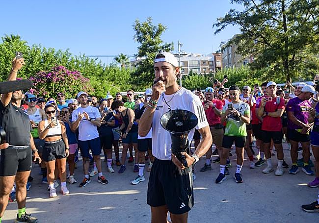 El atleta e 'influencer', con un megáfono, da inicio a la etapa.