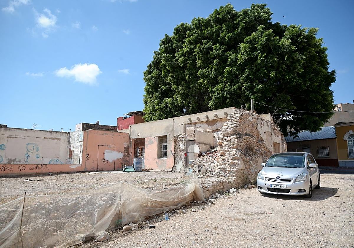 Viviendas en ruinas frente al casino de San Antón.