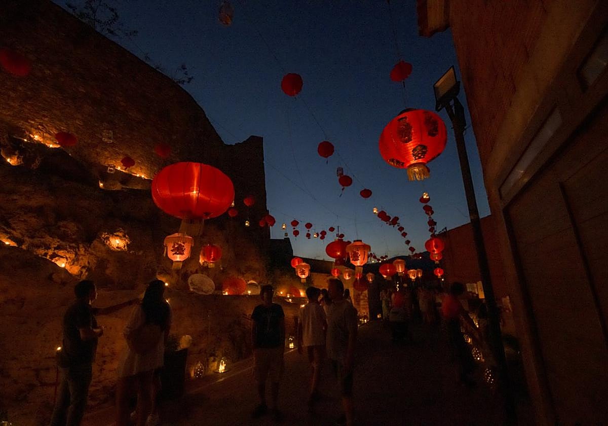 Una calle de la localidad de Aledo, iluminada con faroles y farolillos en una de las ediciones pasadas de La Noche en Vela.